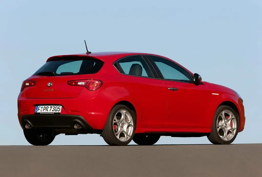Фото Alfa Romeo Giulietta (2020) — вид сзади, фото 4. Корма: рисунок фонарей, бампер и оформление пятой двери Alfa Romeo Giulietta (2020) — вид сзади, фото 4