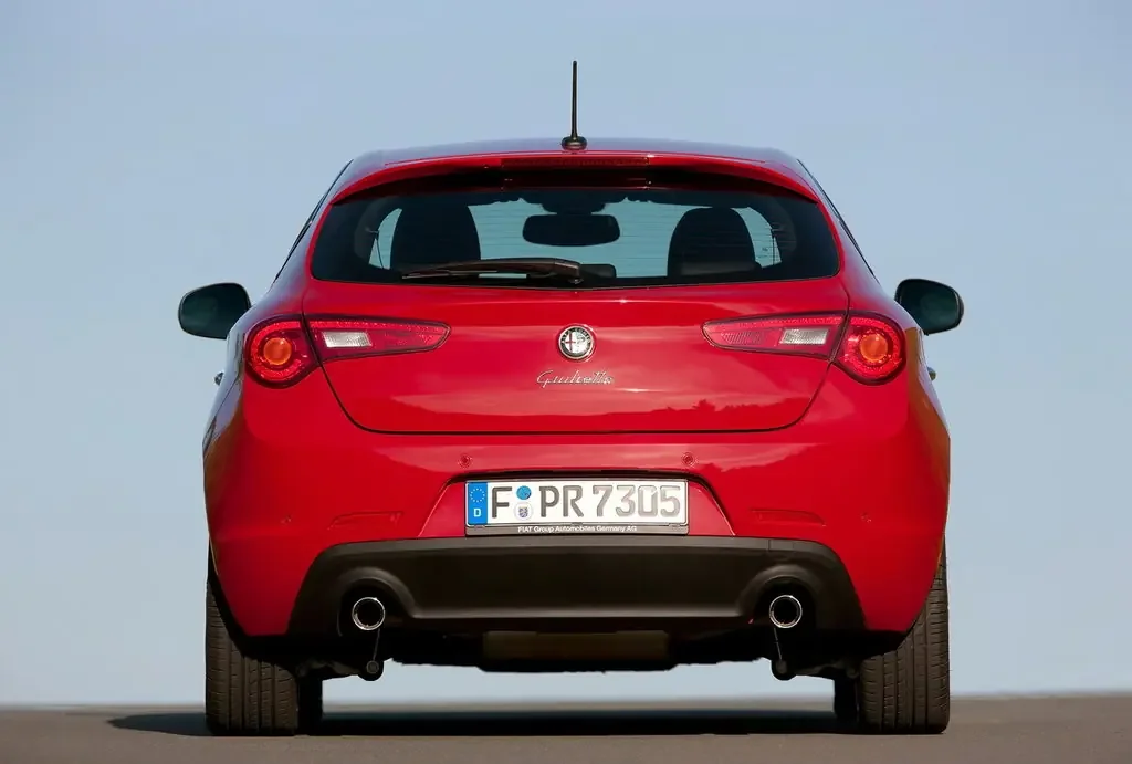 Фото Alfa Romeo Giulietta (2020) — вид сзади, фото 5. Задняя часть крупно: ширина кормы и выпускная система Alfa Romeo Giulietta (2020) — вид сзади, фото 5