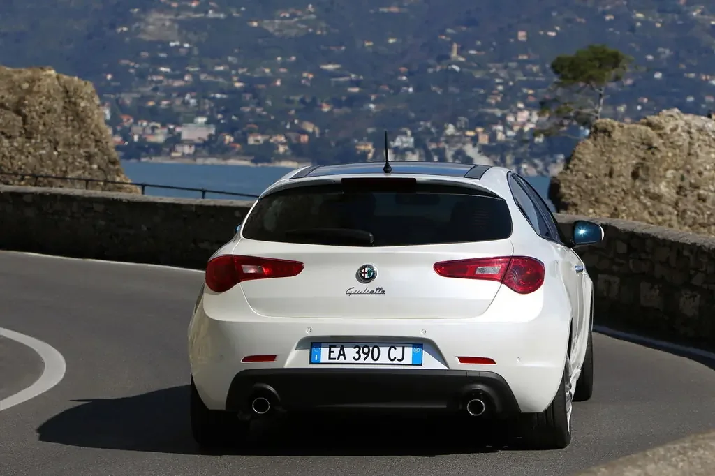 Фото Alfa Romeo Giulietta (2020) — вид сзади, фото 6. Сзади-сбоку: свес кормы и стойка пятой двери Alfa Romeo Giulietta (2020) — вид сзади, фото 6
