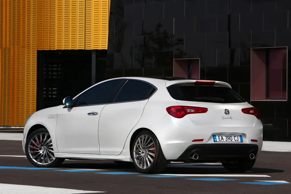 Фото Alfa Romeo Giulietta (2020) — вид сзади, фото 7. Корма: рисунок фонарей, бампер и оформление пятой двери Alfa Romeo Giulietta (2020) — вид сзади, фото 7