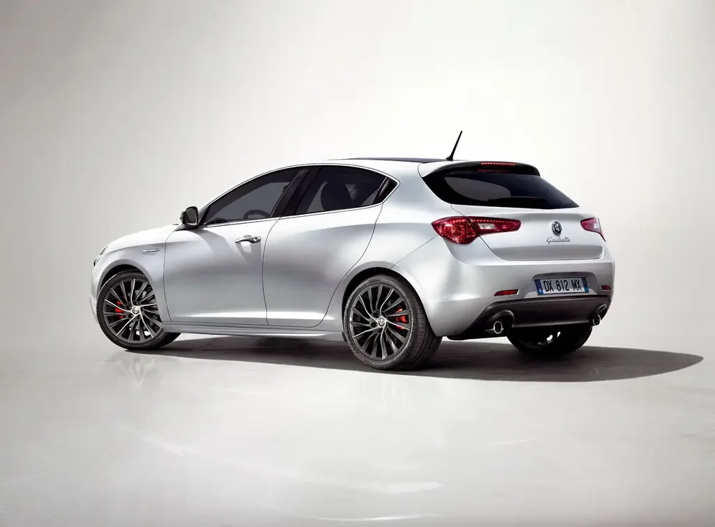 Фото Alfa Romeo Giulietta (2020) — вид сзади, фото 8. Задняя часть крупно: ширина кормы и выпускная система Alfa Romeo Giulietta (2020) — вид сзади, фото 8