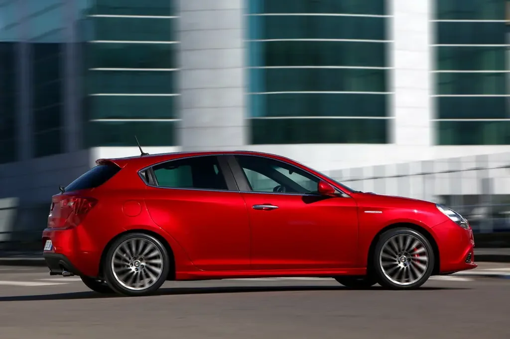 Фото Alfa Romeo Giulietta (2020) — вид сбоку, фото 3. Профиль в движении: пропорции кузова на ходу Alfa Romeo Giulietta (2020) — вид сбоку, фото 3