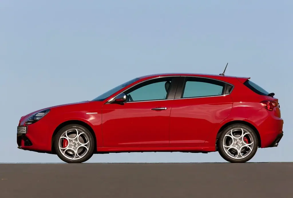 Фото Alfa Romeo Giulietta (2020) — вид сбоку, фото 4. Профиль: длина кузова, линия крыши и посадка на колёсах Alfa Romeo Giulietta (2020) — вид сбоку, фото 4