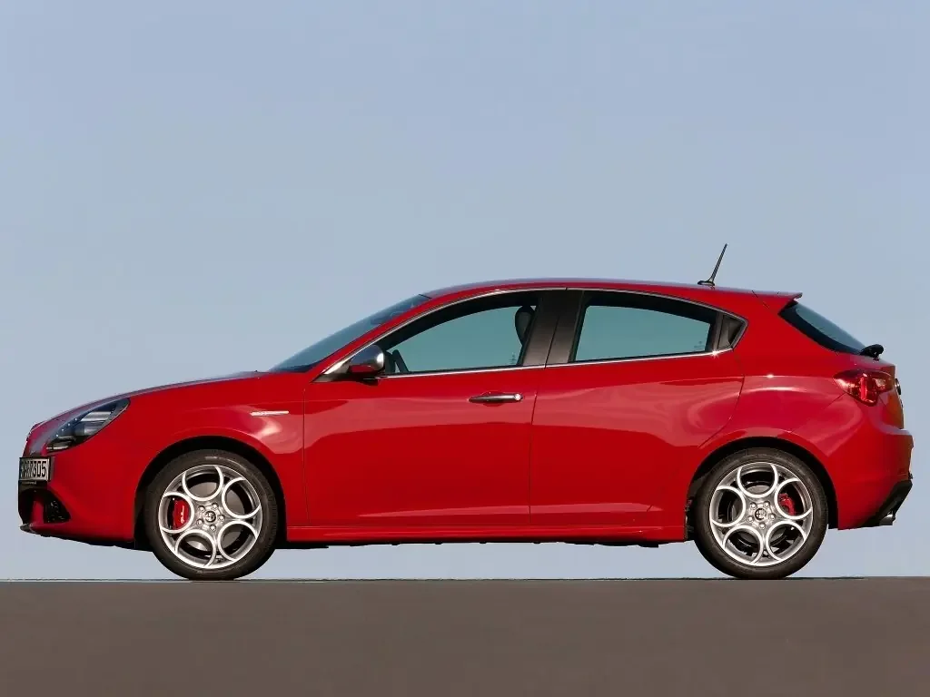 Фото Alfa Romeo Giulietta (2020) — вид сбоку, фото 5. Вид сбоку целиком: колёсная база и размер арок Alfa Romeo Giulietta (2020) — вид сбоку, фото 5