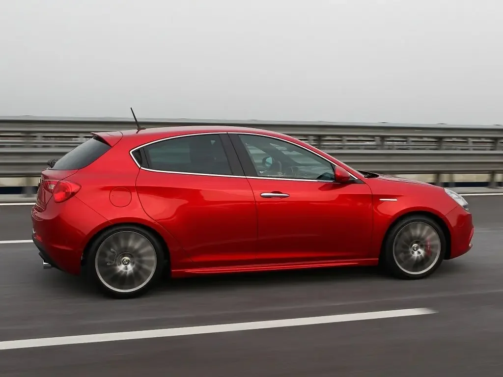 Фото Alfa Romeo Giulietta (2020) — вид сбоку, фото 6. Профиль в движении: пропорции кузова на ходу Alfa Romeo Giulietta (2020) — вид сбоку, фото 6