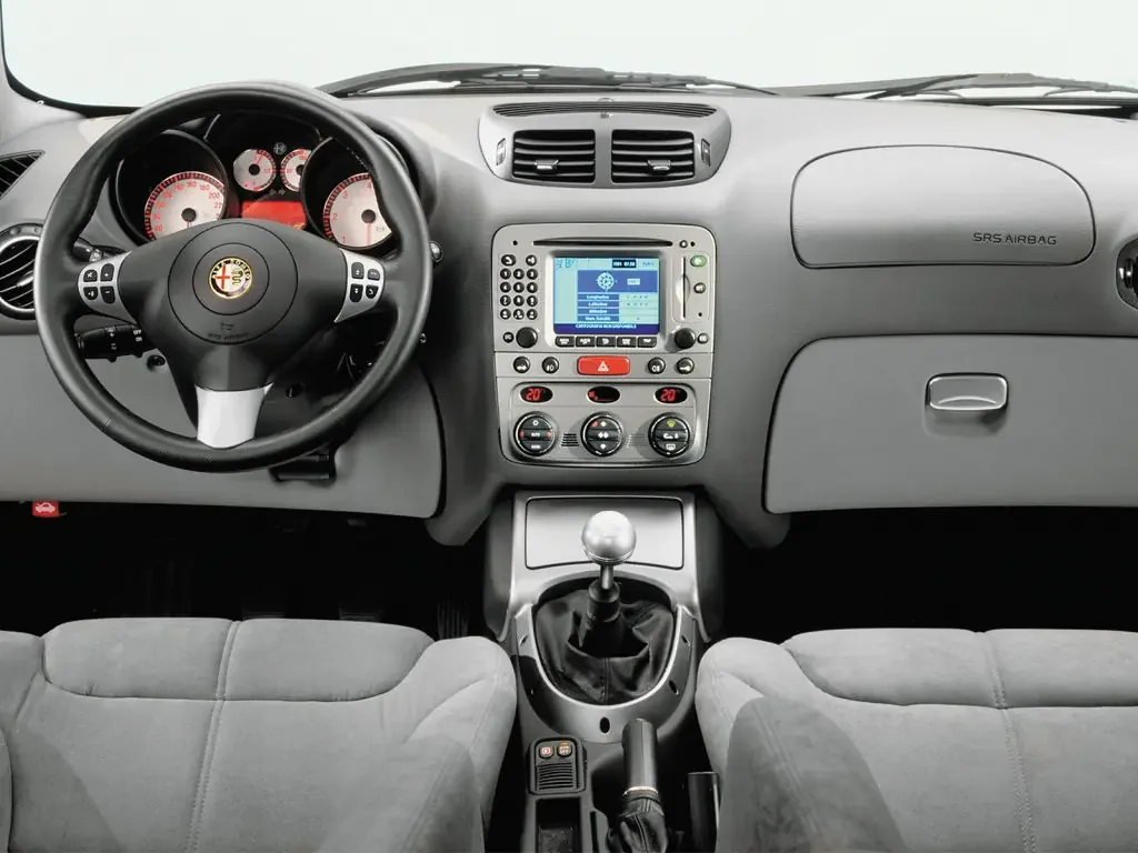 Фото Alfa Romeo GT (2010) — передняя панель. Архитектура передней панели: экраны, дефлекторы и отделка Alfa Romeo GT (2010) — передняя панель