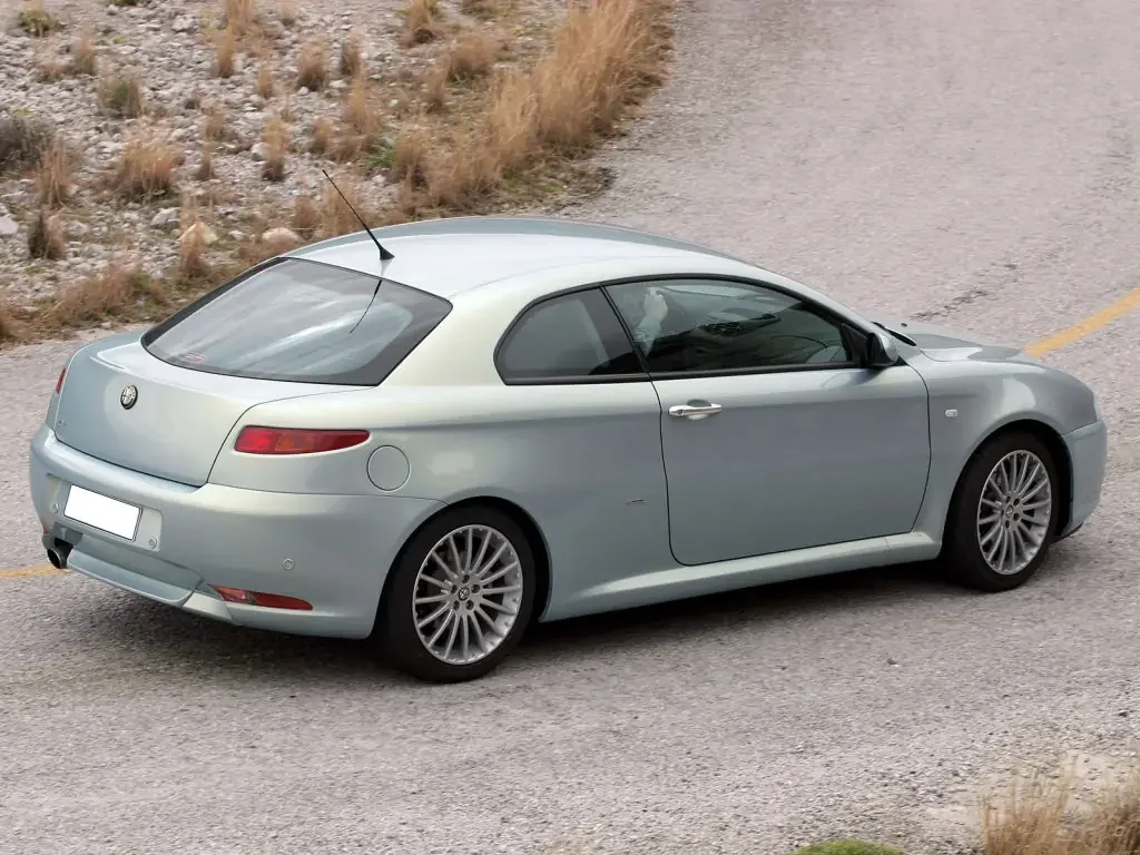 Фото Alfa Romeo GT (2010) — внешний вид, фото 4. Общий вид машины снаружи Alfa Romeo GT (2010) — внешний вид, фото 4