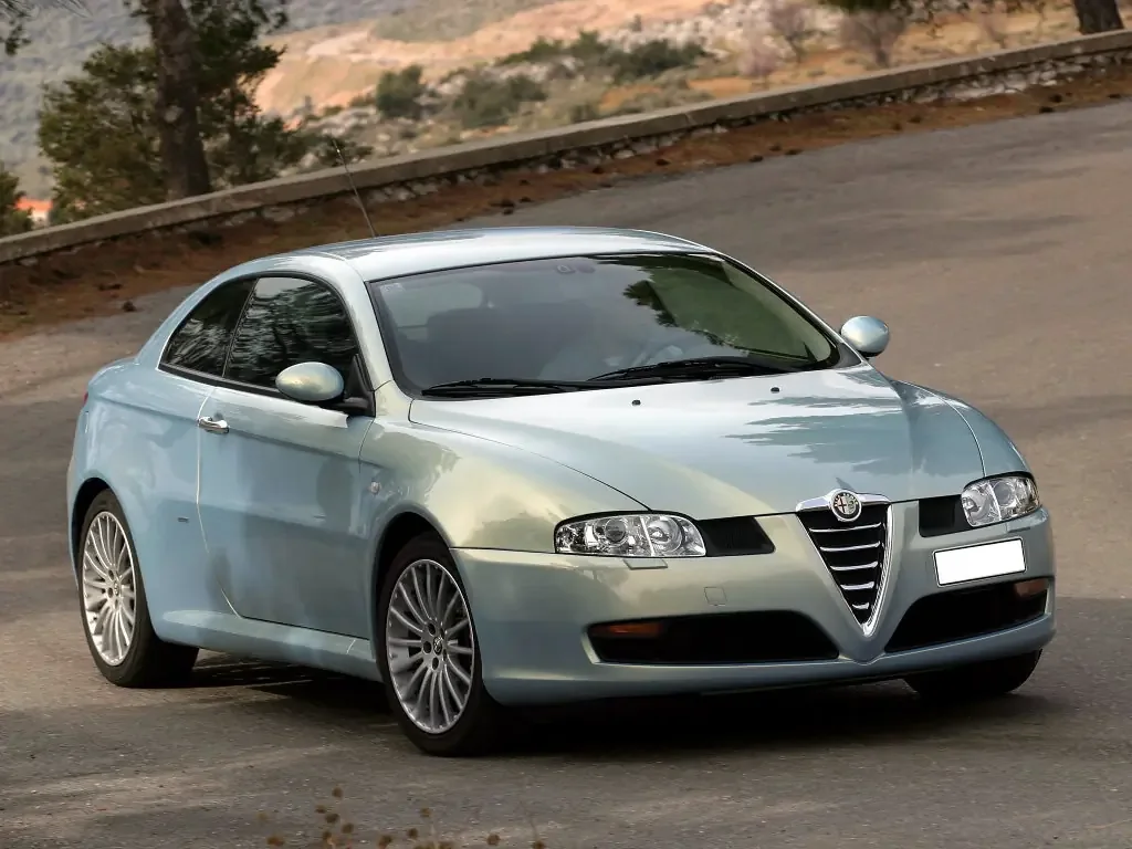 Фото Alfa Romeo GT (2010) — вид спереди, фото 2. Передняя часть крупно: рисунок ходовых огней и воздухозаборники Alfa Romeo GT (2010) — вид спереди, фото 2