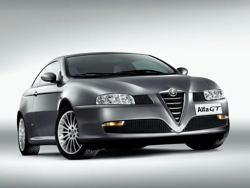 Фото Alfa Romeo GT (2010) — вид спереди, фото 3. Три четверти спереди: видно и «лицо», и профиль разом Alfa Romeo GT (2010) — вид спереди, фото 3