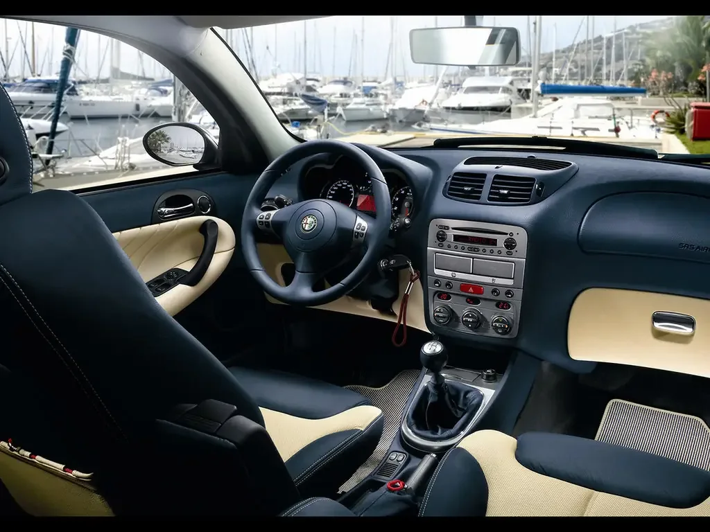 Фото Alfa Romeo GT (2010) — интерьер. Общий план салона: панель, консоль и передние кресла Alfa Romeo GT (2010) — интерьер