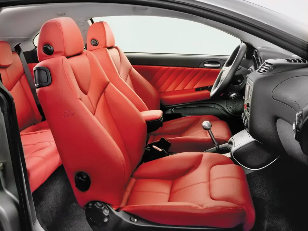 Фото Alfa Romeo GT (2010) — интерьер, фото 2. Салон целиком: как расставлены кресла и что под рукой у водителя Alfa Romeo GT (2010) — интерьер, фото 2