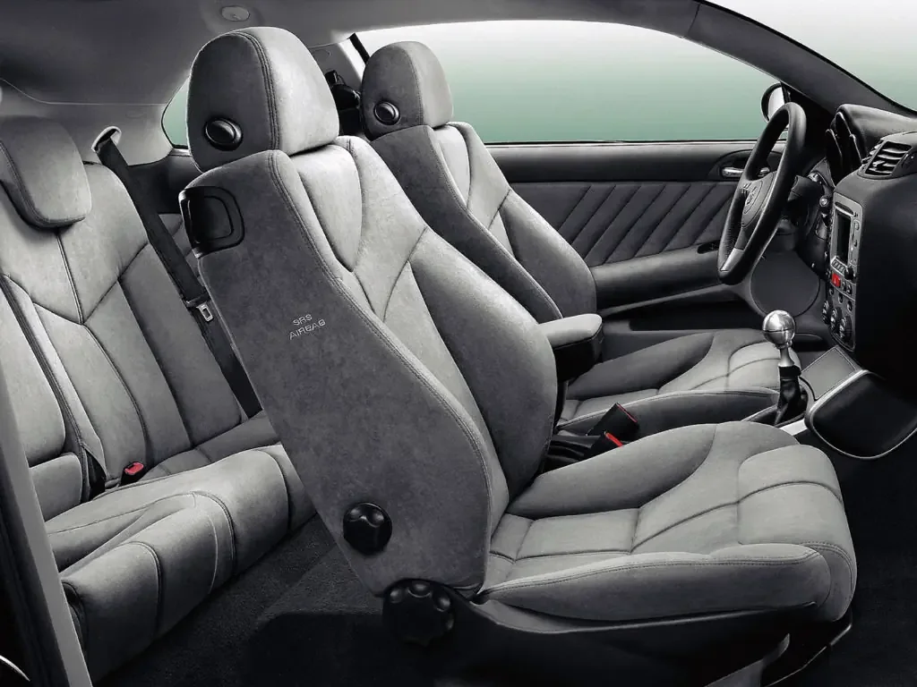 Фото Alfa Romeo GT (2010) — интерьер, фото 3. Обзор салона: отделка, стыки панелей и рабочее место водителя Alfa Romeo GT (2010) — интерьер, фото 3