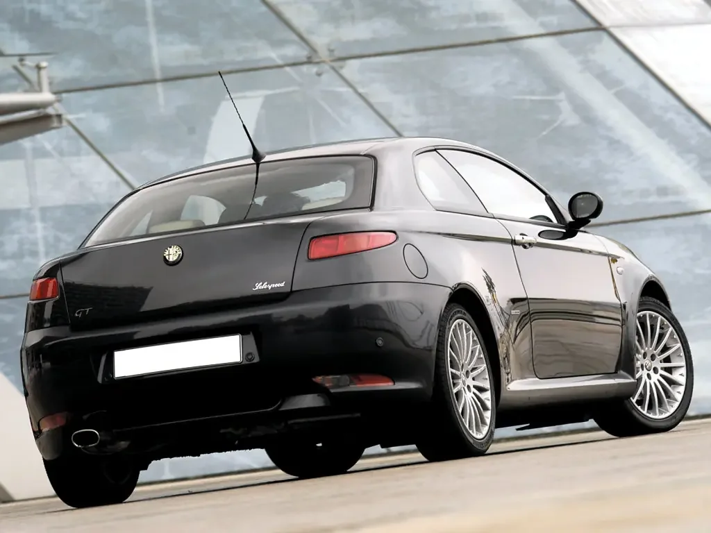 Фото Alfa Romeo GT (2010) — вид сзади, фото 2. Задняя часть крупно: ширина кормы и выпускная система Alfa Romeo GT (2010) — вид сзади, фото 2