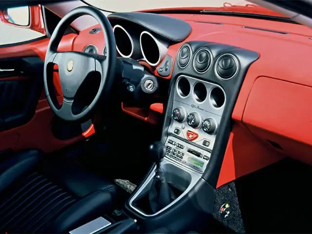 Фото Alfa Romeo GTV (2003) — передняя панель. Архитектура передней панели: экраны, дефлекторы и отделка Alfa Romeo GTV (2003) — передняя панель