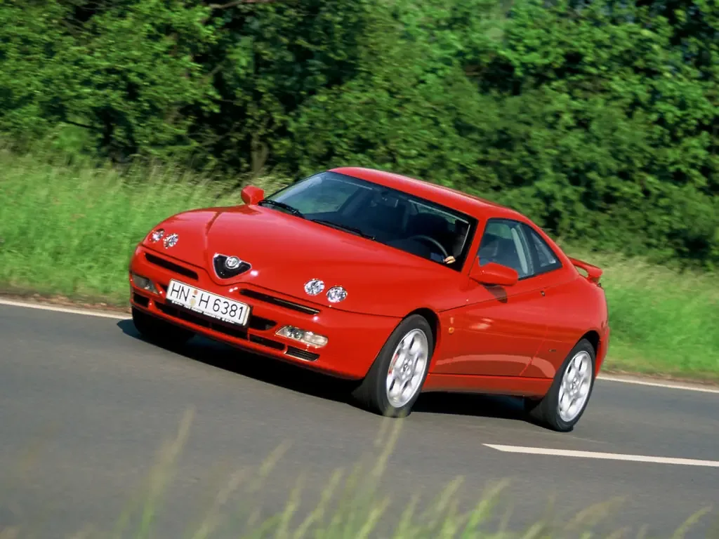 Фото Alfa Romeo GTV (2003) — внешний вид, фото 4. Общий вид машины снаружи Alfa Romeo GTV (2003) — внешний вид, фото 4