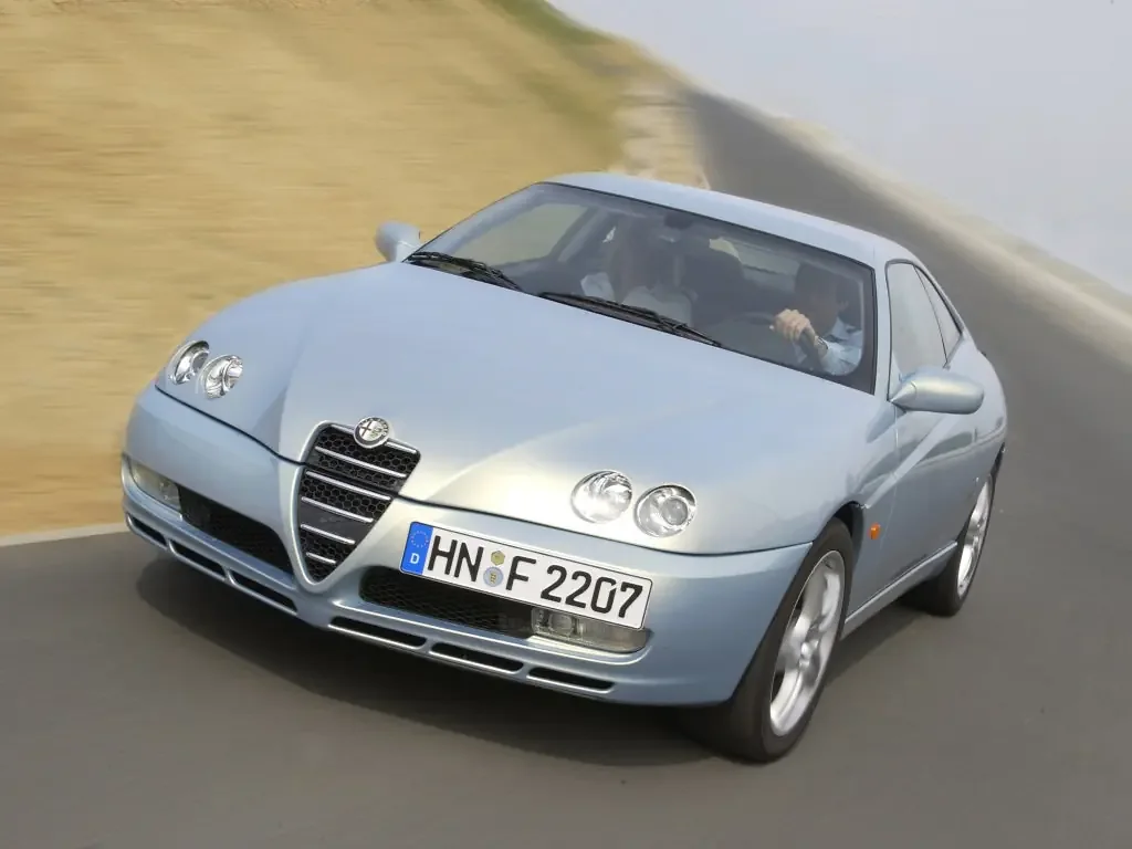 Фото Alfa Romeo GTV (2003) — вид спереди, фото 3. Три четверти спереди: видно и «лицо», и профиль разом Alfa Romeo GTV (2003) — вид спереди, фото 3