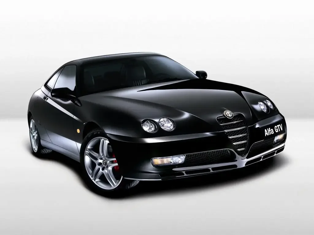 Фото Alfa Romeo GTV (2003) — вид спереди, фото 4. Анфас: решётка, форма фар и бампер — по ним модель и узнают на дороге Alfa Romeo GTV (2003) — вид спереди, фото 4