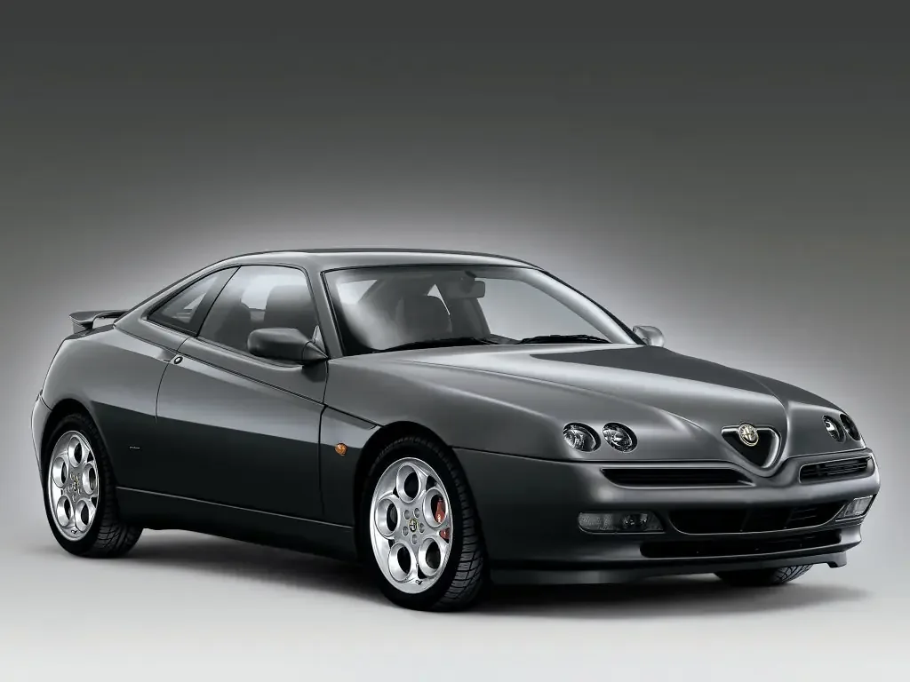 Фото Alfa Romeo GTV (2003) — вид спереди, фото 5. Передняя часть крупно: рисунок ходовых огней и воздухозаборники Alfa Romeo GTV (2003) — вид спереди, фото 5