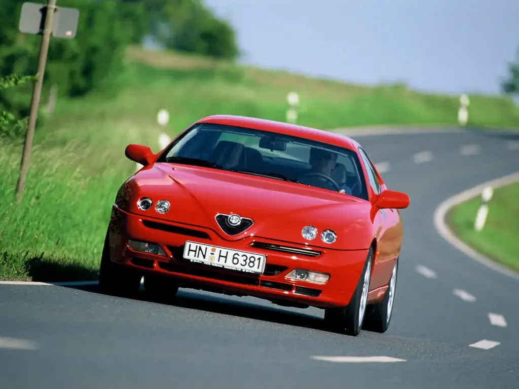 Фото Alfa Romeo GTV (2003) — вид спереди, фото 6. Три четверти спереди: видно и «лицо», и профиль разом Alfa Romeo GTV (2003) — вид спереди, фото 6