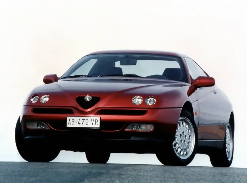 Фото Alfa Romeo GTV (2003) — вид спереди, фото 7. Анфас: решётка, форма фар и бампер — по ним модель и узнают на дороге Alfa Romeo GTV (2003) — вид спереди, фото 7