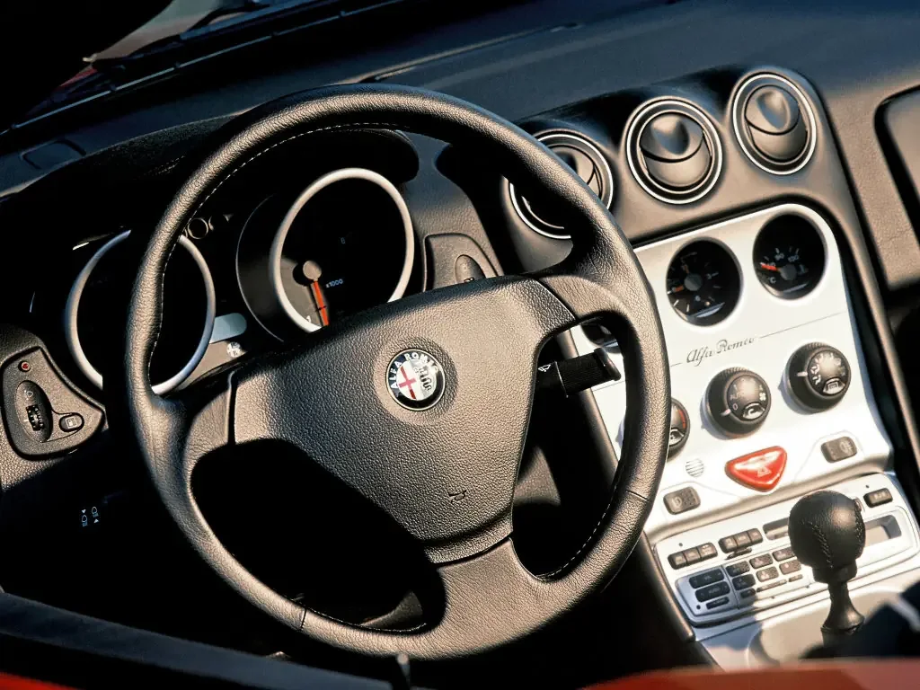 Фото Alfa Romeo GTV (2003) — интерьер, фото 2. Салон целиком: как расставлены кресла и что под рукой у водителя Alfa Romeo GTV (2003) — интерьер, фото 2