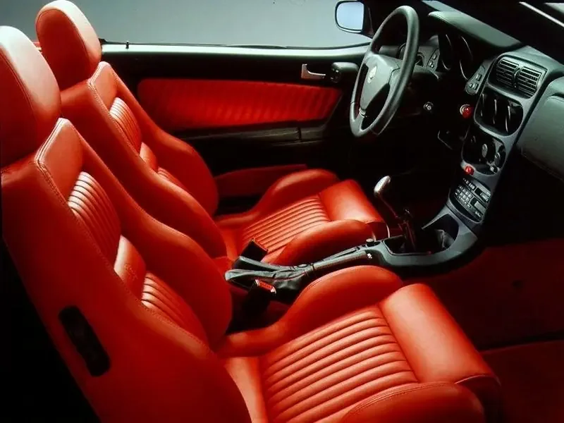 Фото Alfa Romeo GTV (2003) — интерьер, фото 3. Обзор салона: отделка, стыки панелей и рабочее место водителя Alfa Romeo GTV (2003) — интерьер, фото 3