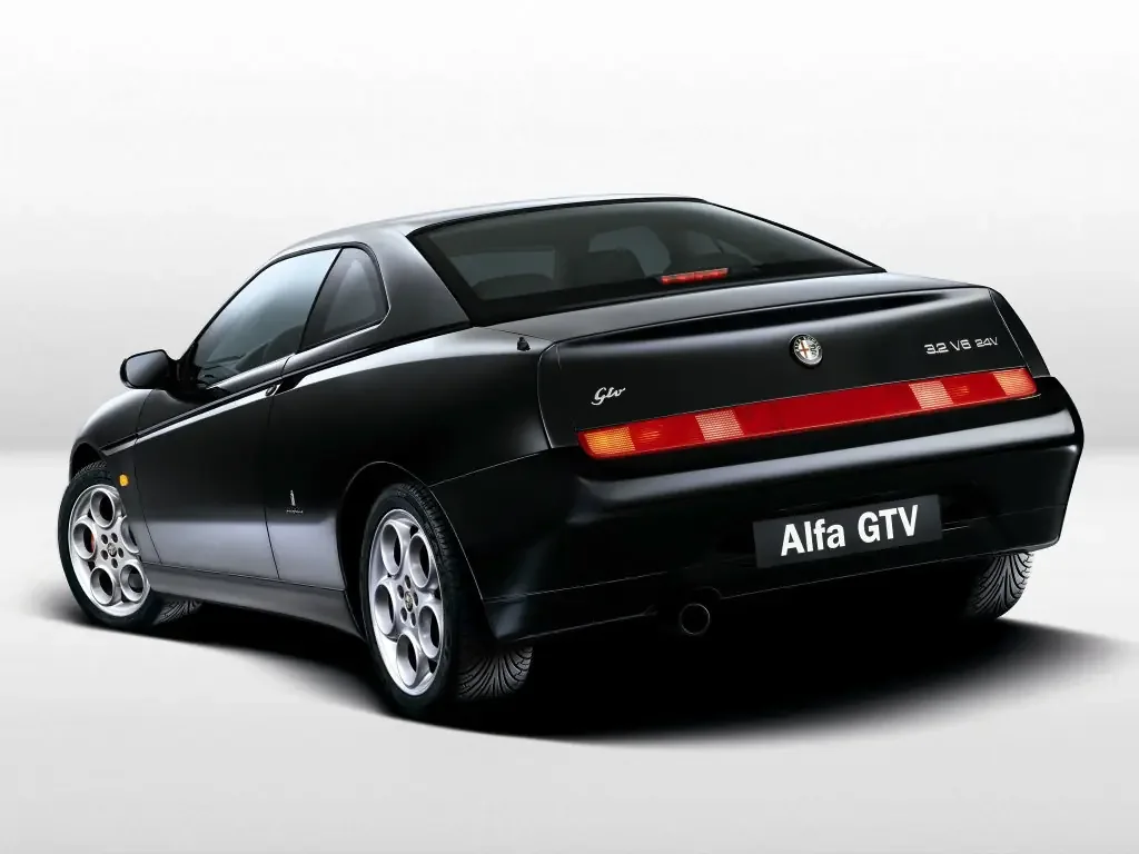 Фото Alfa Romeo GTV (2003) — вид сзади, фото 2. Задняя часть крупно: ширина кормы и выпускная система Alfa Romeo GTV (2003) — вид сзади, фото 2