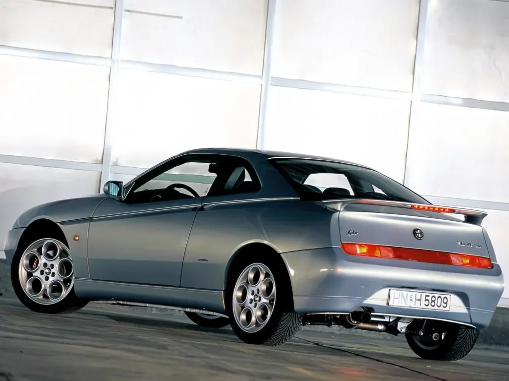 Фото Alfa Romeo GTV (2003) — вид сзади, фото 3. Сзади-сбоку: свес кормы и стойка пятой двери Alfa Romeo GTV (2003) — вид сзади, фото 3