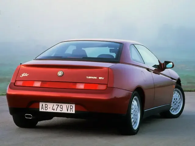 Фото Alfa Romeo GTV (2003) — вид сзади, фото 4. Корма: рисунок фонарей, бампер и оформление пятой двери Alfa Romeo GTV (2003) — вид сзади, фото 4