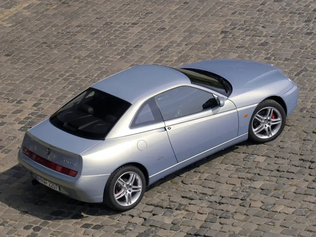 Фото Alfa Romeo GTV (2003) — вид сверху. Сверху видно остекление крыши и рейлинги Alfa Romeo GTV (2003) — вид сверху