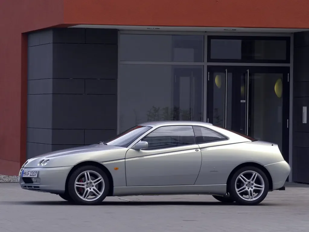 Alfa Romeo GTV (2003) — вид сбоку