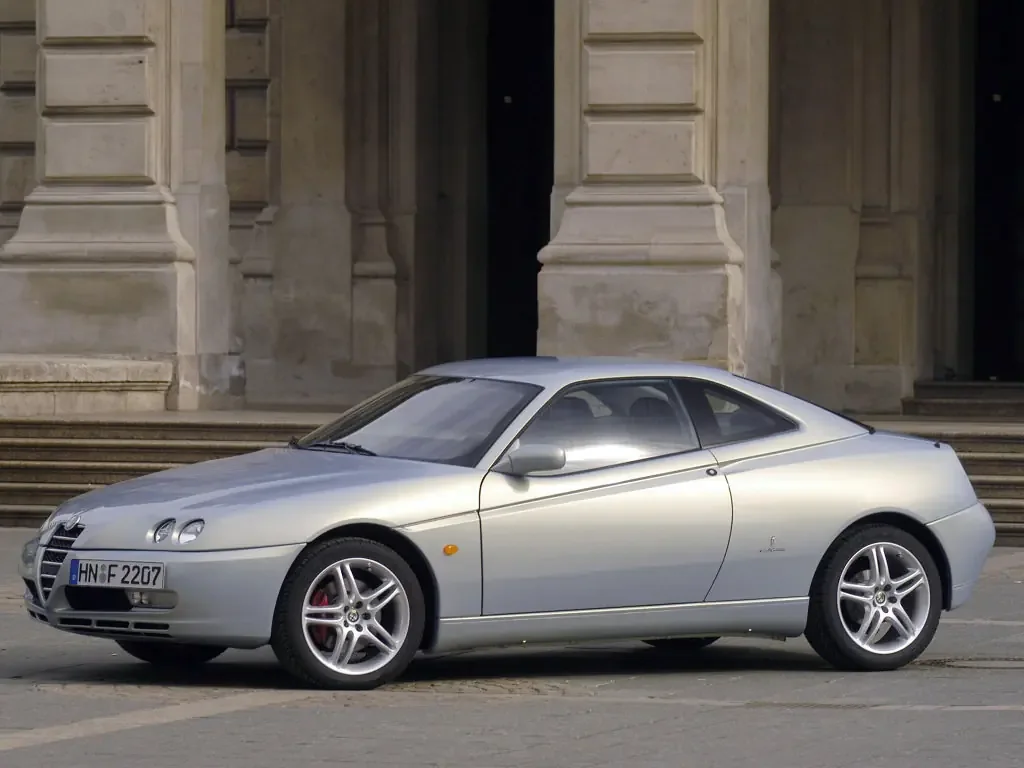 Фото Alfa Romeo GTV (2003) — вид сбоку, фото 2. Вид сбоку целиком: колёсная база и размер арок Alfa Romeo GTV (2003) — вид сбоку, фото 2