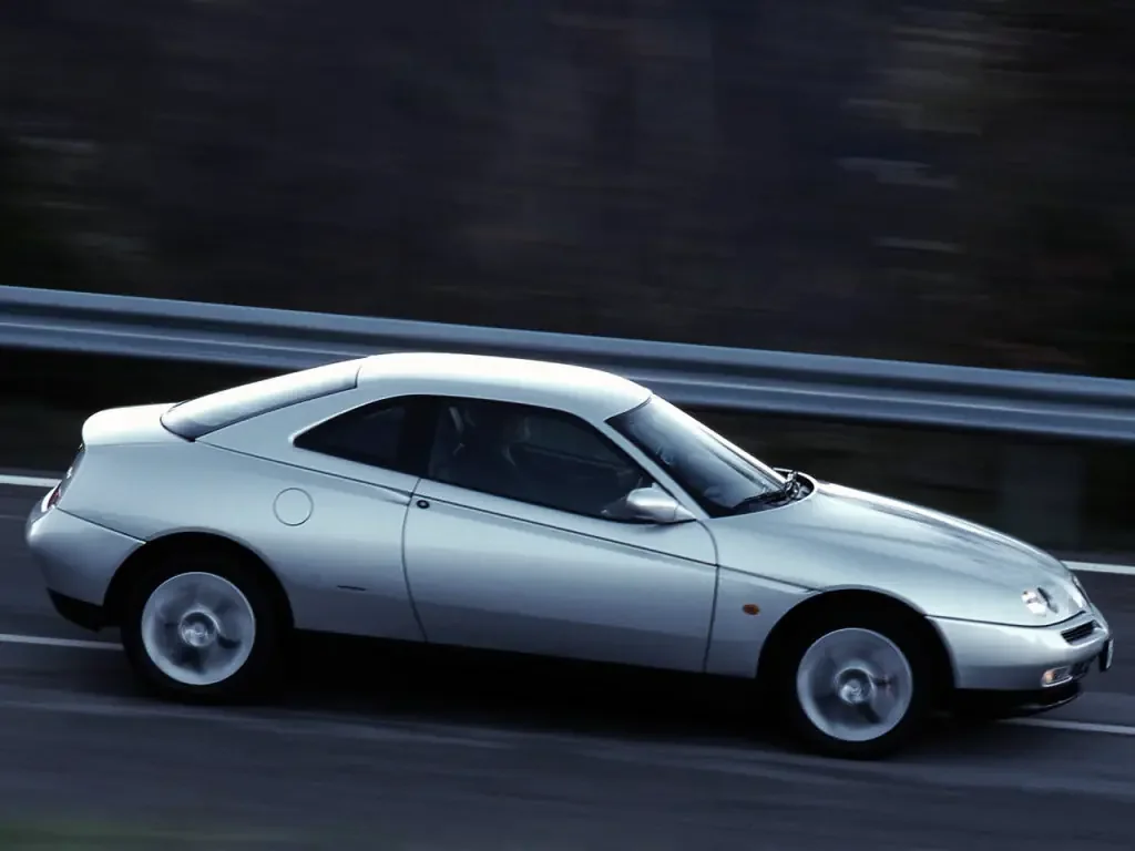 Фото Alfa Romeo GTV (2003) — вид сбоку, фото 3. Профиль в движении: пропорции кузова на ходу Alfa Romeo GTV (2003) — вид сбоку, фото 3