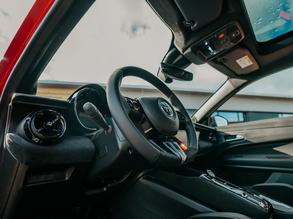 Фото Alfa Romeo Junior (2025) — передняя панель. Архитектура передней панели: экраны, дефлекторы и отделка Alfa Romeo Junior (2025) — передняя панель
