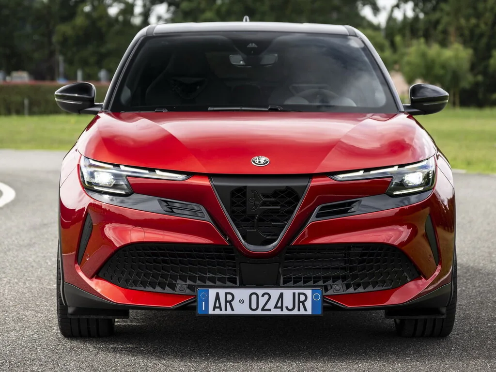 Alfa Romeo Junior (2025) — вид спереди, фото 4