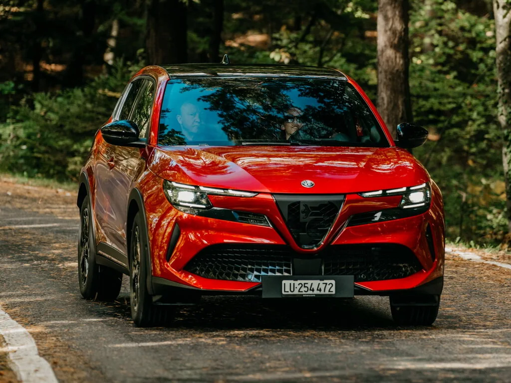 Фото Alfa Romeo Junior (2025) — вид спереди, фото 5. Передняя часть крупно: рисунок ходовых огней и воздухозаборники Alfa Romeo Junior (2025) — вид спереди, фото 5