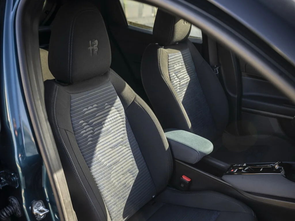 Фото Alfa Romeo Junior (2025) — передние сиденья. Передние кресла: профиль спинки, подушка и отделка Alfa Romeo Junior (2025) — передние сиденья