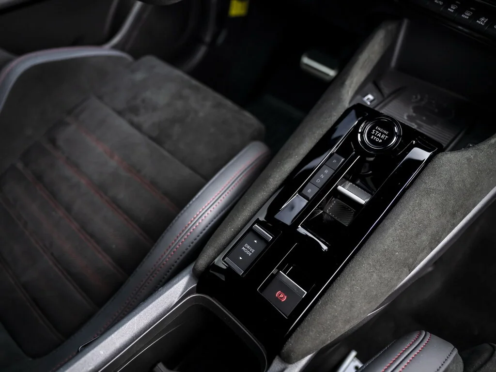 Фото Alfa Romeo Junior (2025) — селектор передач. Селектор передач и кнопки режимов движения Alfa Romeo Junior (2025) — селектор передач