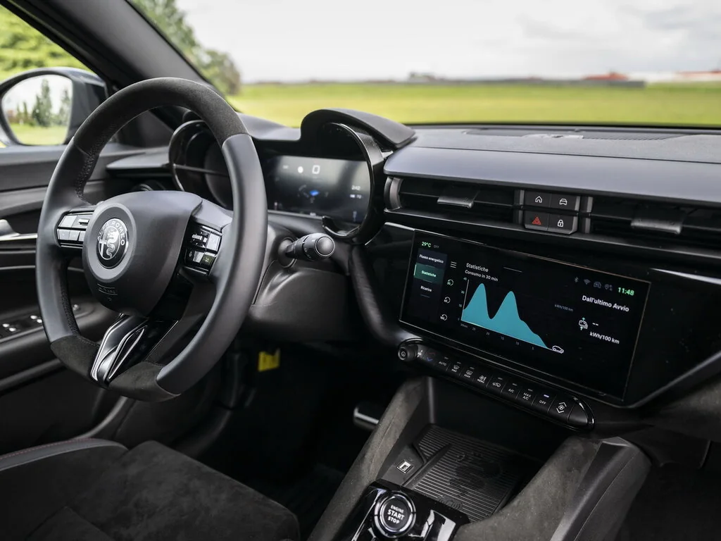 Фото Alfa Romeo Junior (2025) — интерьер, фото 2. Салон целиком: как расставлены кресла и что под рукой у водителя Alfa Romeo Junior (2025) — интерьер, фото 2