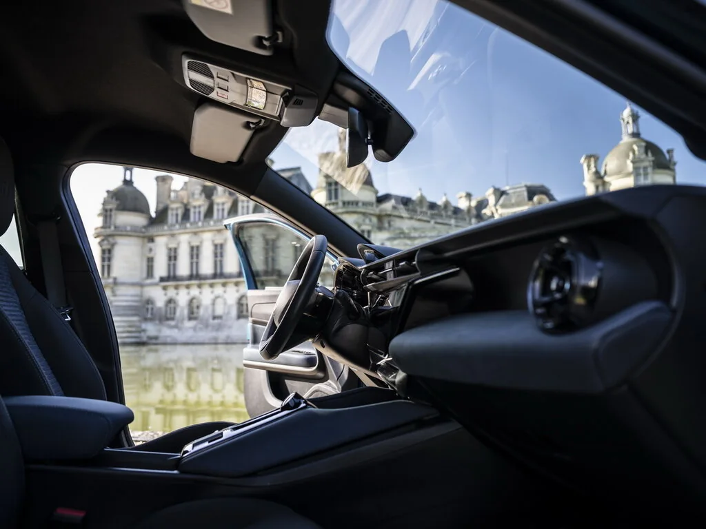 Фото Alfa Romeo Junior (2025) — интерьер, фото 3. Обзор салона: отделка, стыки панелей и рабочее место водителя Alfa Romeo Junior (2025) — интерьер, фото 3
