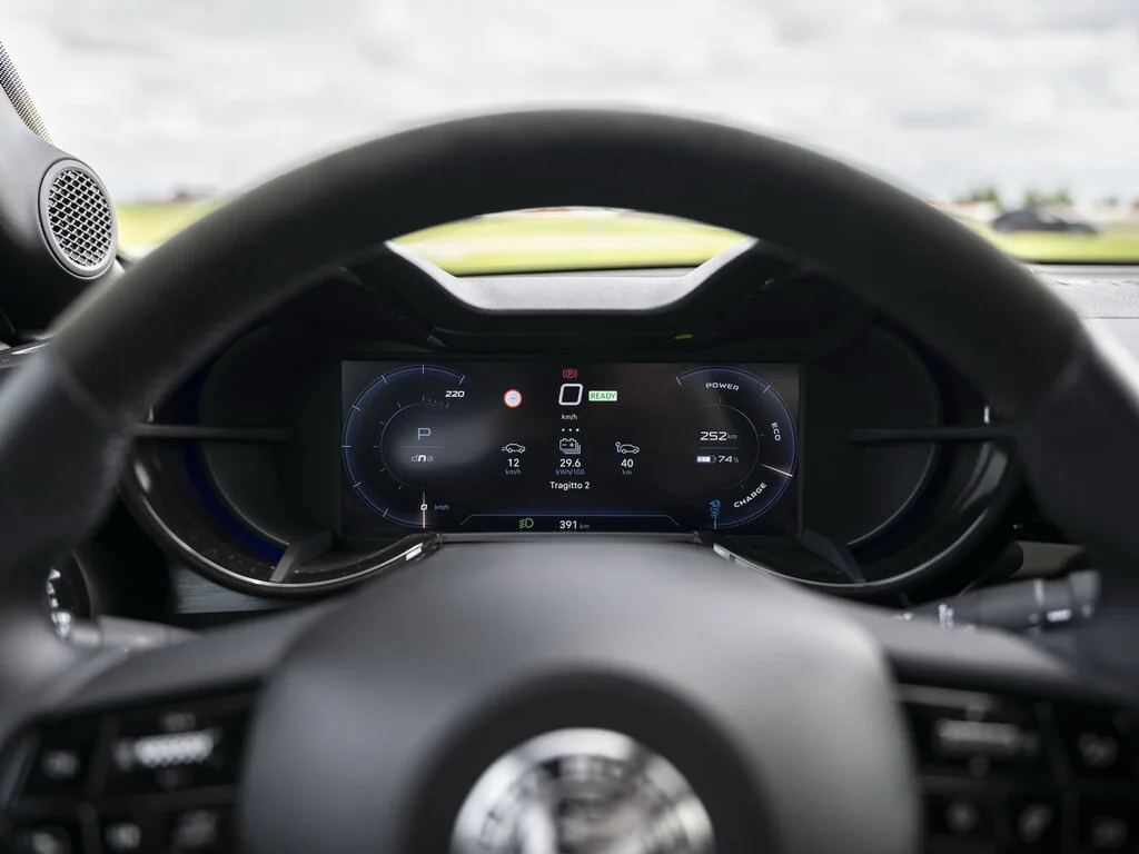 Фото Alfa Romeo Junior (2025) — интерьер, фото 4. Общий план салона: панель, консоль и передние кресла Alfa Romeo Junior (2025) — интерьер, фото 4
