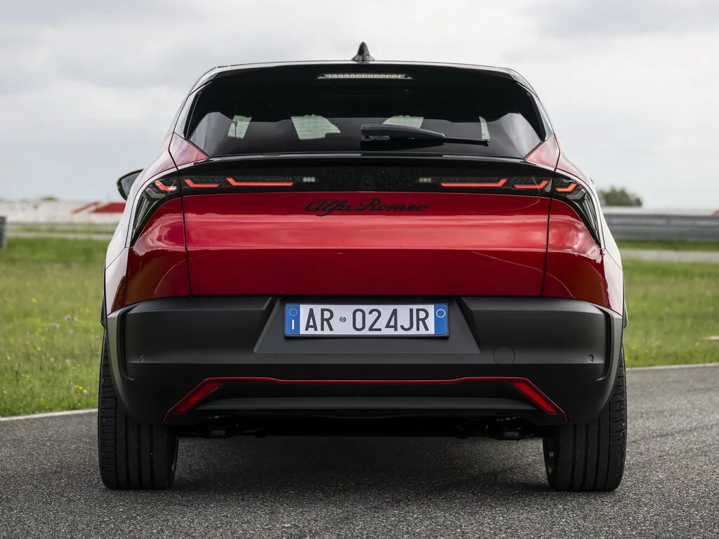 Фото Alfa Romeo Junior (2025) — вид сзади, фото 3. Сзади-сбоку: свес кормы и стойка пятой двери Alfa Romeo Junior (2025) — вид сзади, фото 3