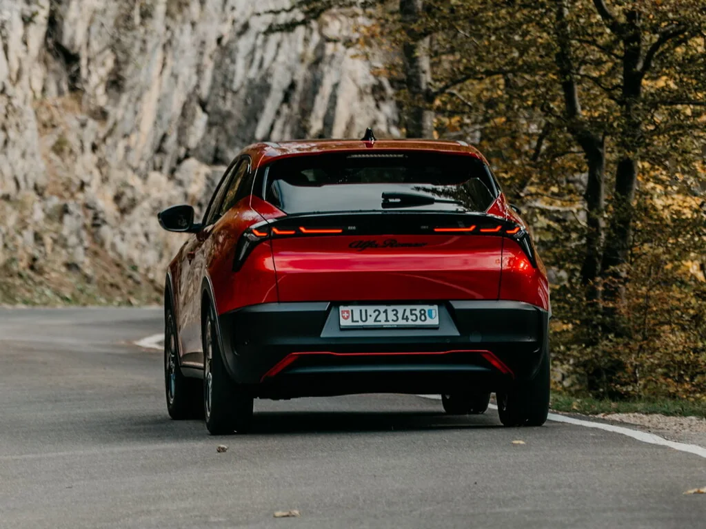 Фото Alfa Romeo Junior (2025) — вид сзади, фото 4. Корма: рисунок фонарей, бампер и оформление пятой двери Alfa Romeo Junior (2025) — вид сзади, фото 4