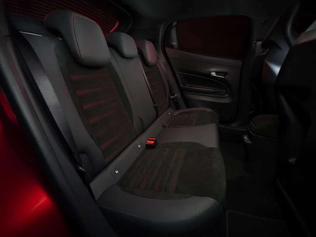 Фото Alfa Romeo Junior (2025) — второй ряд. Второй ряд: посадка, подлокотник и запас места Alfa Romeo Junior (2025) — второй ряд