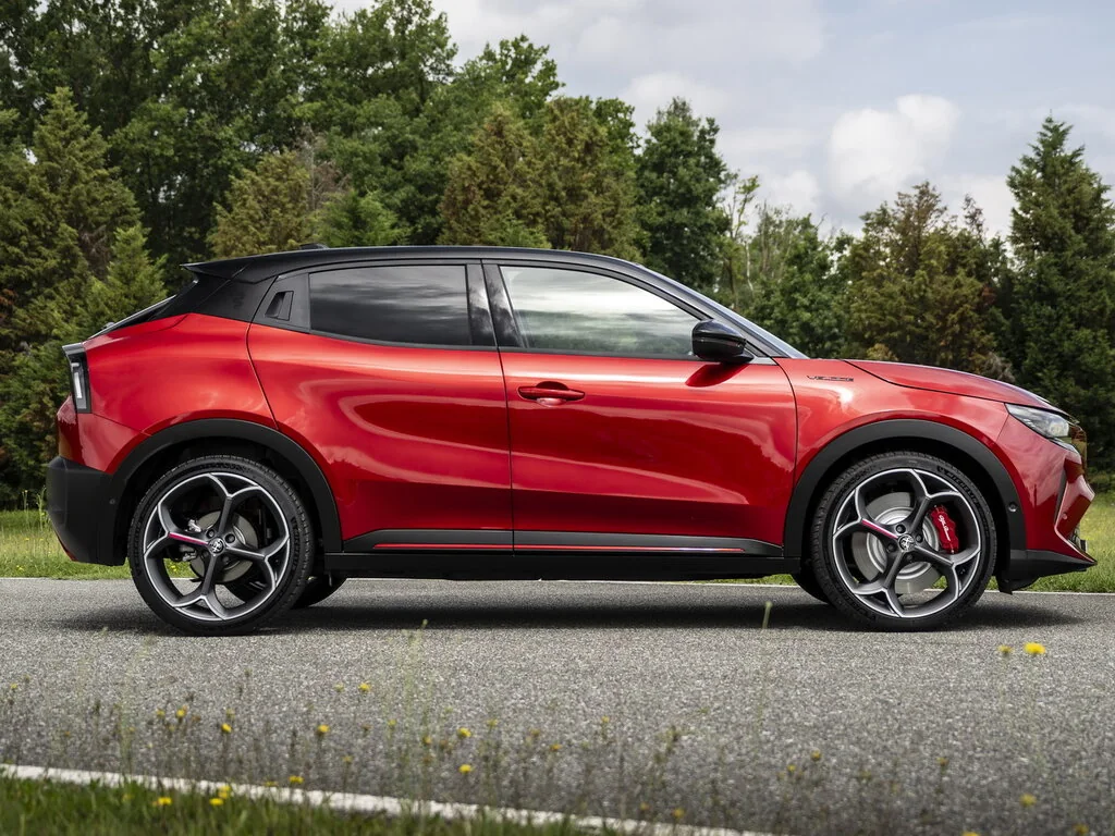 Фото Alfa Romeo Junior (2025) — вид сбоку. Профиль: длина кузова, линия крыши и посадка на колёсах Alfa Romeo Junior (2025) — вид сбоку