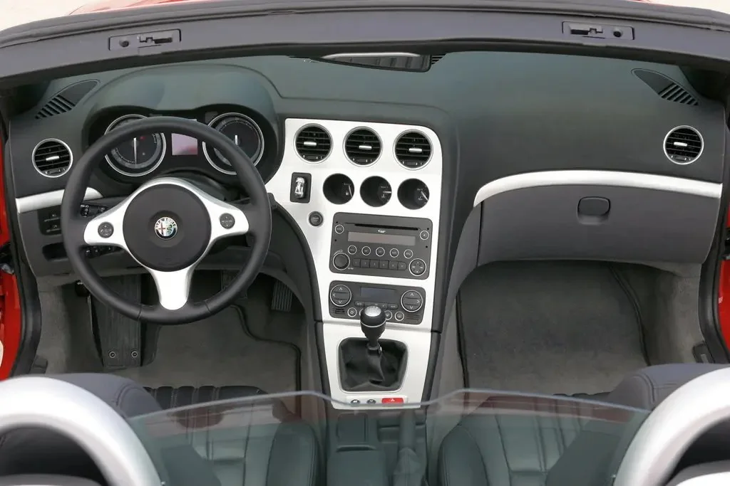 Фото Alfa Romeo Spider (2010) — передняя панель. Архитектура передней панели: экраны, дефлекторы и отделка Alfa Romeo Spider (2010) — передняя панель