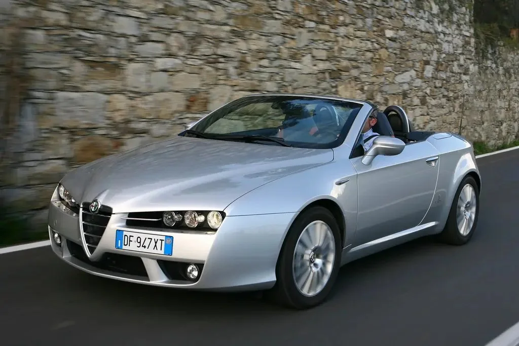 Фото Alfa Romeo Spider (2010) — внешний вид, фото 2. Общий вид машины снаружи Alfa Romeo Spider (2010) — внешний вид, фото 2
