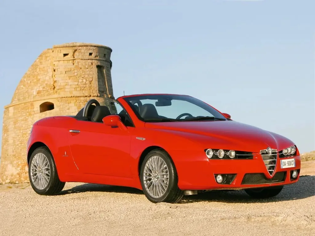 Фото Alfa Romeo Spider (2010) — вид спереди, фото 4. Анфас: решётка, форма фар и бампер — по ним модель и узнают на дороге Alfa Romeo Spider (2010) — вид спереди, фото 4