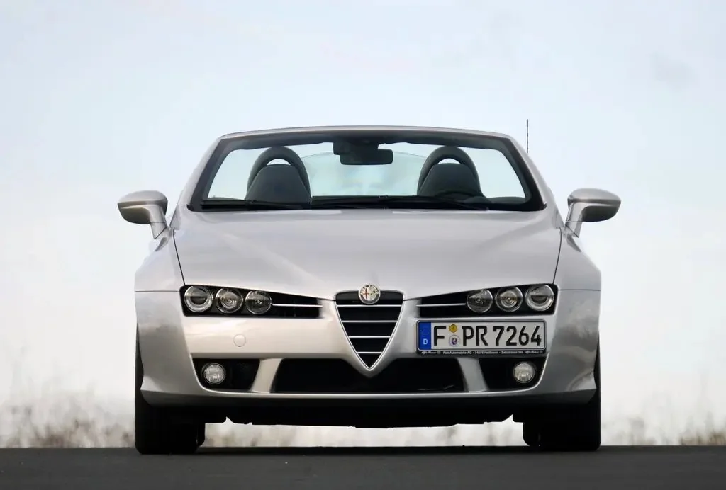 Фото Alfa Romeo Spider (2010) — вид спереди, фото 5. Передняя часть крупно: рисунок ходовых огней и воздухозаборники Alfa Romeo Spider (2010) — вид спереди, фото 5