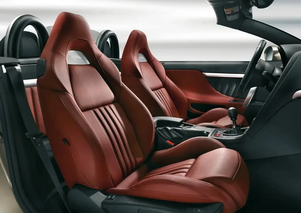 Фото Alfa Romeo Spider (2010) — передние сиденья. Передние кресла: профиль спинки, подушка и отделка Alfa Romeo Spider (2010) — передние сиденья
